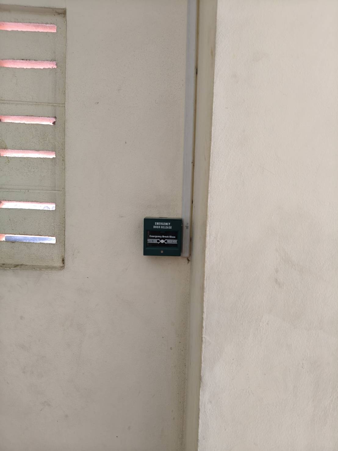 อุปกรณ์ Emergency Door Release ภายในหอพัก